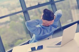 heureux jeune homme d'affaires au bureau photo