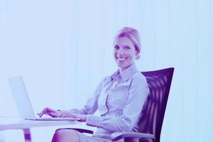 femme d'affaires au bureau photo