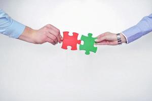 groupe de gens d'affaires assemblant un puzzle photo