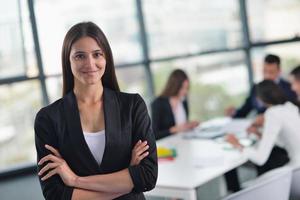 femme d'affaires avec son personnel en arrière-plan au bureau photo