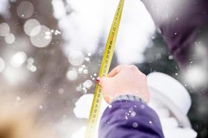 les jeunes mesurent la hauteur du bonhomme de neige fini photo