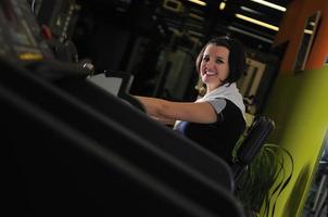 jeune femme travaillant dans une salle de sport photo