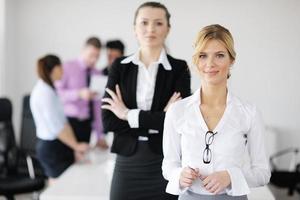 femme d'affaires debout avec son personnel en arrière-plan photo