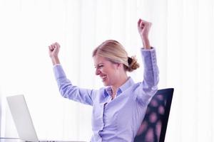 femme d'affaires au bureau photo