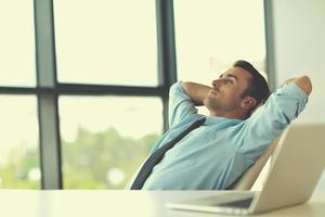 heureux jeune homme d'affaires au bureau photo