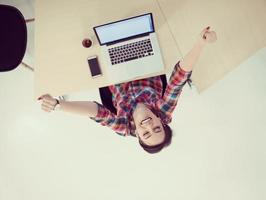 vue de dessus d'une jeune femme d'affaires travaillant sur un ordinateur portable photo