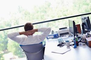 heureux jeune homme d'affaires au bureau photo