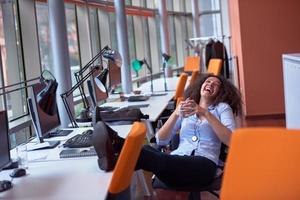 jeune femme d'affaires au bureau photo