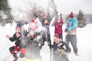 groupe de jeunes jetant de la neige en l'air photo