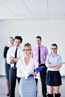 femme d'affaires debout avec son personnel en arrière-plan photo