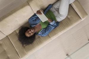 femme afro-américaine à la maison avec vue de dessus de tablette numérique photo