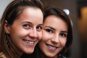 deux belles femmes souriantes photo