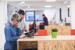 équipe commerciale de démarrage lors d'une réunion au bureau moderne photo