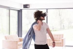 homme utilisant des lunettes de casque vr de réalité virtuelle photo