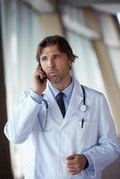 médecin parlant sur téléphone portable photo