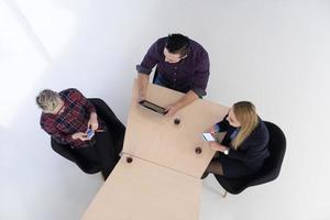 vue aérienne du groupe de gens d'affaires en réunion photo