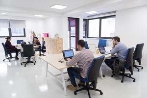 groupe de gens d'affaires de démarrage au bureau photo