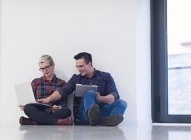 entreprise en démarrage, couple travaillant sur un ordinateur portable au bureau photo