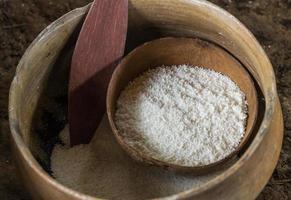 la farine de yucca également appelée tapioca, manioc, manioc. photo