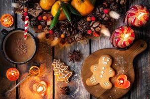 Biscuits de pain d'épice maison de Noël sur table en bois photo