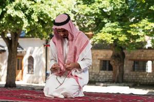 jeune homme musulman priant