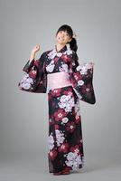 fille japonaise dansant