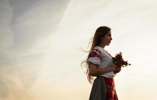 Jeune femme en costume d'origine nationale slave biélorusse à l'extérieur photo