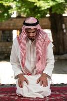jeune homme musulman priant