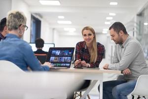 équipe commerciale de démarrage lors d'une réunion au bureau moderne photo