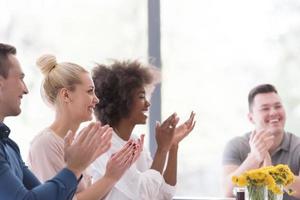 groupe de démarrage multiethnique de jeunes gens d'affaires célébrant le succès photo