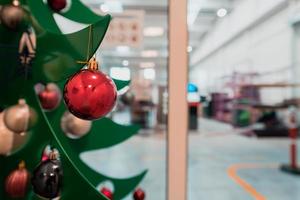 sapin de noël avec une guirlande au bureau. photo