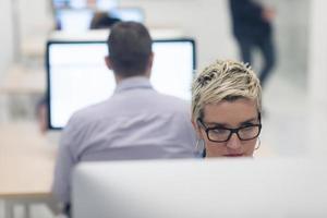 entreprise de démarrage, femme travaillant sur un ordinateur de bureau photo