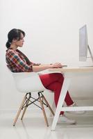 entreprise de démarrage, femme travaillant sur un ordinateur de bureau photo