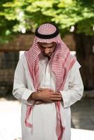 musulman priant dans la mosquée photo