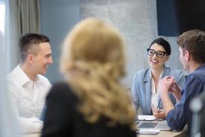 équipe commerciale de démarrage lors d'une réunion dans un immeuble de bureaux moderne photo