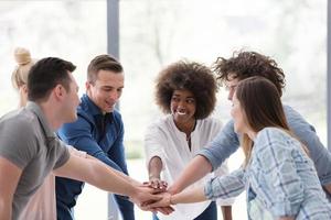 groupe de démarrage multiethnique de jeunes gens d'affaires célébrant le succès photo