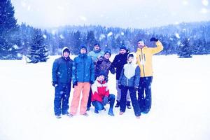 portrait de jeunes de groupe dans le beau paysage d'hiver photo