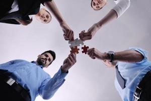 groupe de gens d'affaires assemblant un puzzle photo