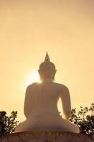 grande sculpture de Bouddha blanc à l'heure du lever du soleil. photo