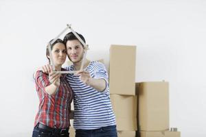 jeune couple emménageant dans une nouvelle maison photo