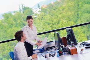 gens d'affaires lors d'une réunion au bureau photo