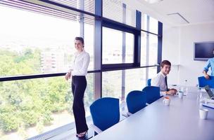 femme d'affaires avec son personnel en arrière-plan au bureau photo