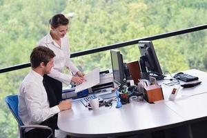 gens d'affaires lors d'une réunion au bureau photo