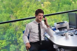 heureux jeune homme d'affaires au bureau photo