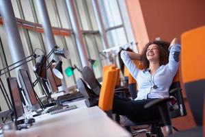 jeune femme d'affaires au bureau photo