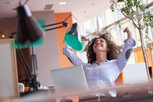 jeune femme d'affaires au bureau photo