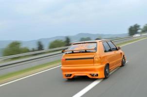 voitures tuning sacing sur l'autoroute photo