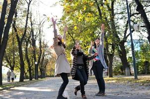 trois demoiselles s'amusant photo