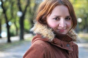 brunette jolie jeune femme avec piercing posant à l'extérieur photo