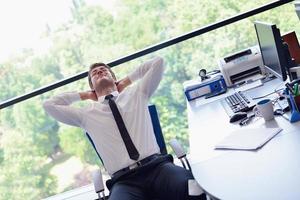 heureux jeune homme d'affaires au bureau photo